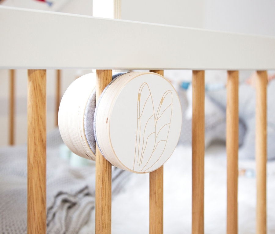 Kinderbett mit Holzmobile small foot Mobile mit Halterung "Seaside".