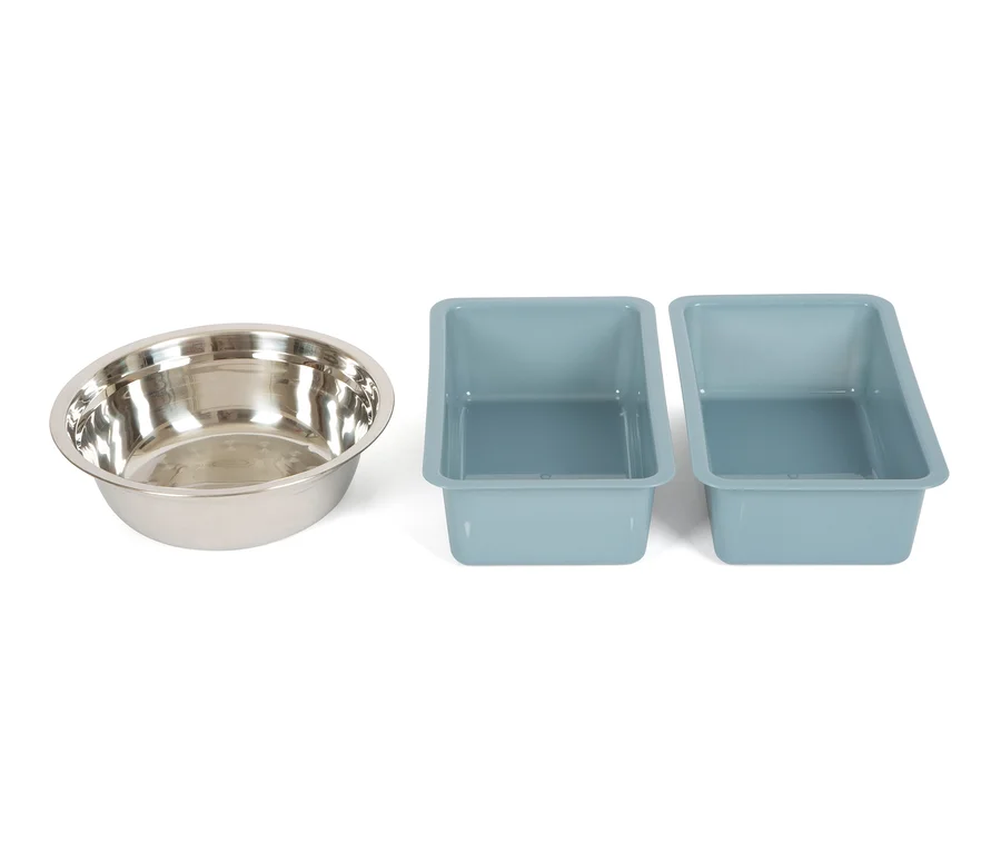 Eine Edelstahlschüssel und zwei blaue Plastikbehälter. small foot Matschküche kompakt.