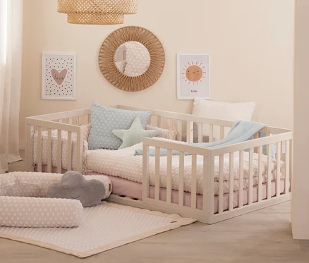 Kinderzimmer mit roba Bodenbett 70 x 140 cm, Lampe und Dekorationen.