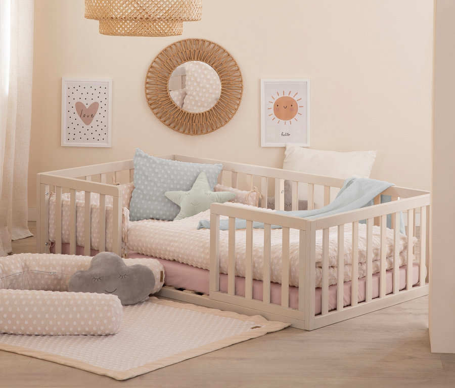 Kinderzimmer mit roba Bodenbett 70 x 140 cm, Lampe und Dekorationen.