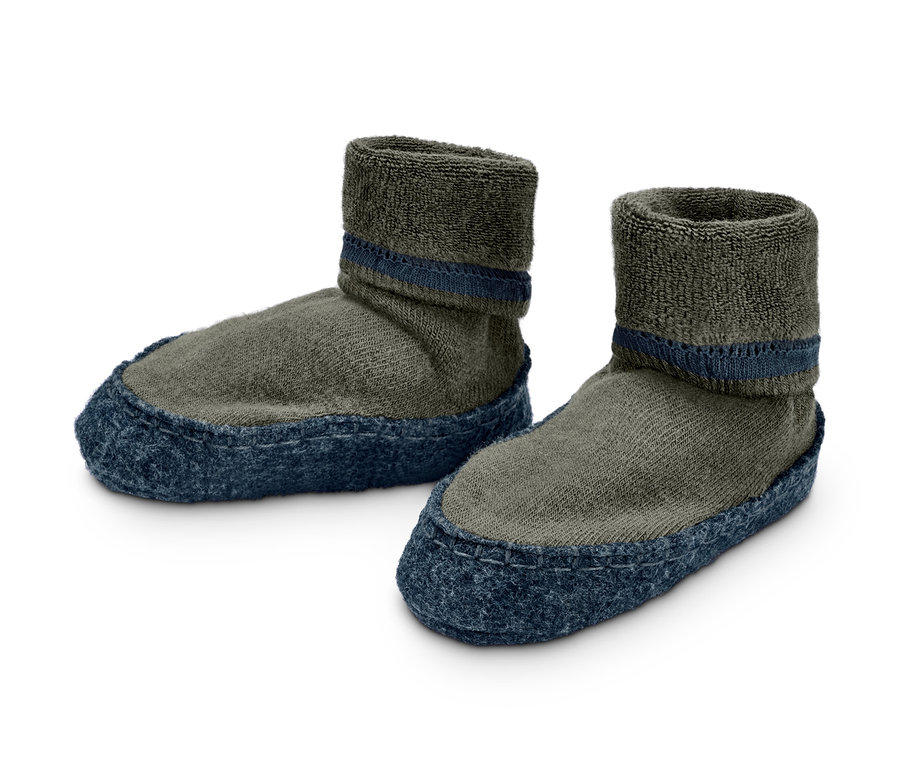 Zwei Kleinkinder-Hausschuh-Socken.