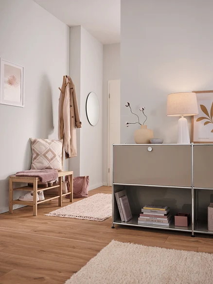 Flur mit Sitzbank mit Garderobenständer, Spiegel Ameca und Sideboard Metall CN3 mit 2 versetzbaren Klappenfächern.