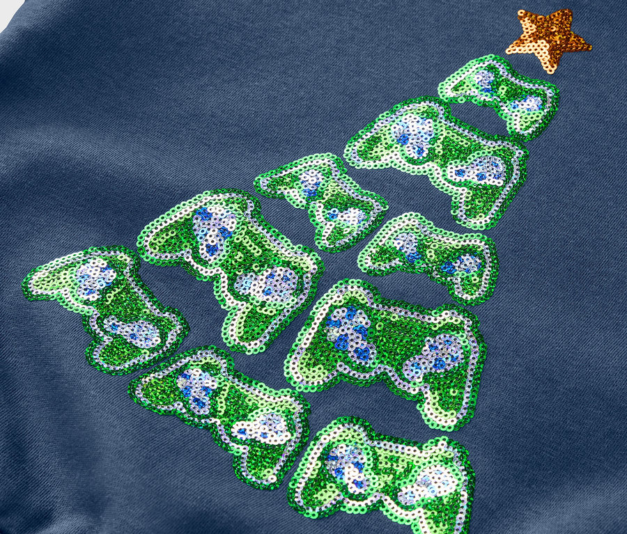 Detail eines blauen Sweatshirts mit einem Weihnachtsbaum aus Controllern und einem Stern.