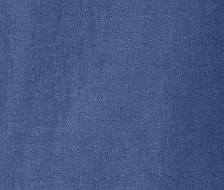 Detailansicht eines blauen Chambray-Hemds.
