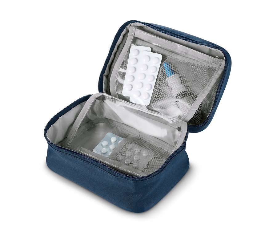 Geöffnete blaue Medikamententasche mit Tabletten darin.