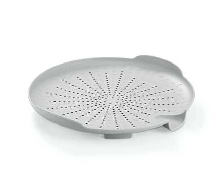 Ein graues, flaches Spülbecken-Sieb auf einem weißen Hintergrund.