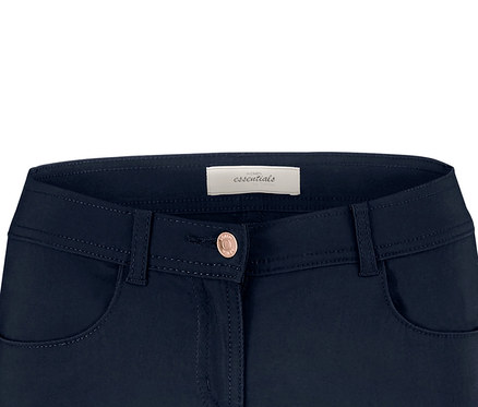 Detailaufnahme einer blauen Stoffhose mit Knopf. Bengalin-Hose.