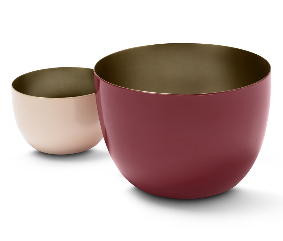 Zwei Windlichter, eines rosa und eines bordeauxrot.