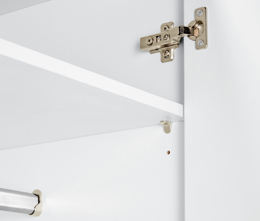 Detailaufnahme vom Inneren eines weißen Kleiderschranks.