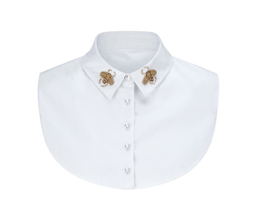 Weißer Einsteckkragen mit Knöpfen und bienenförmigen Verzierungen an den Kragenecken.