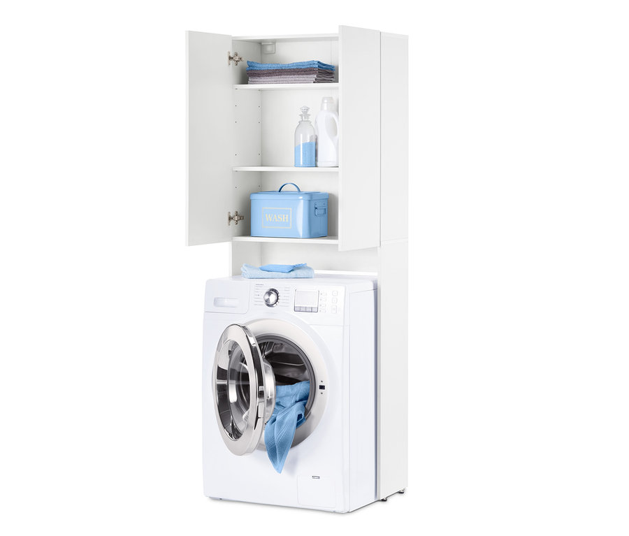 Waschmaschine unter Waschmaschinenschrank. Im Schrank befinden sich Handtücher, Reinigungsmittel und eine Aufbewahrungsbox.