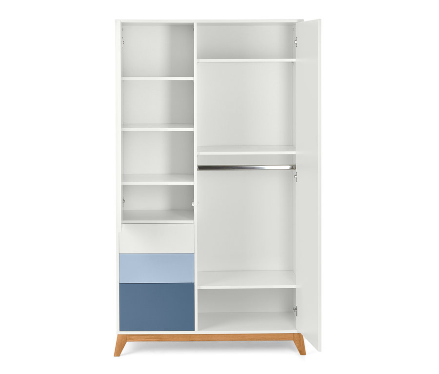 Geöffneter Kleiderschrank mit Regalen und Schubladen.