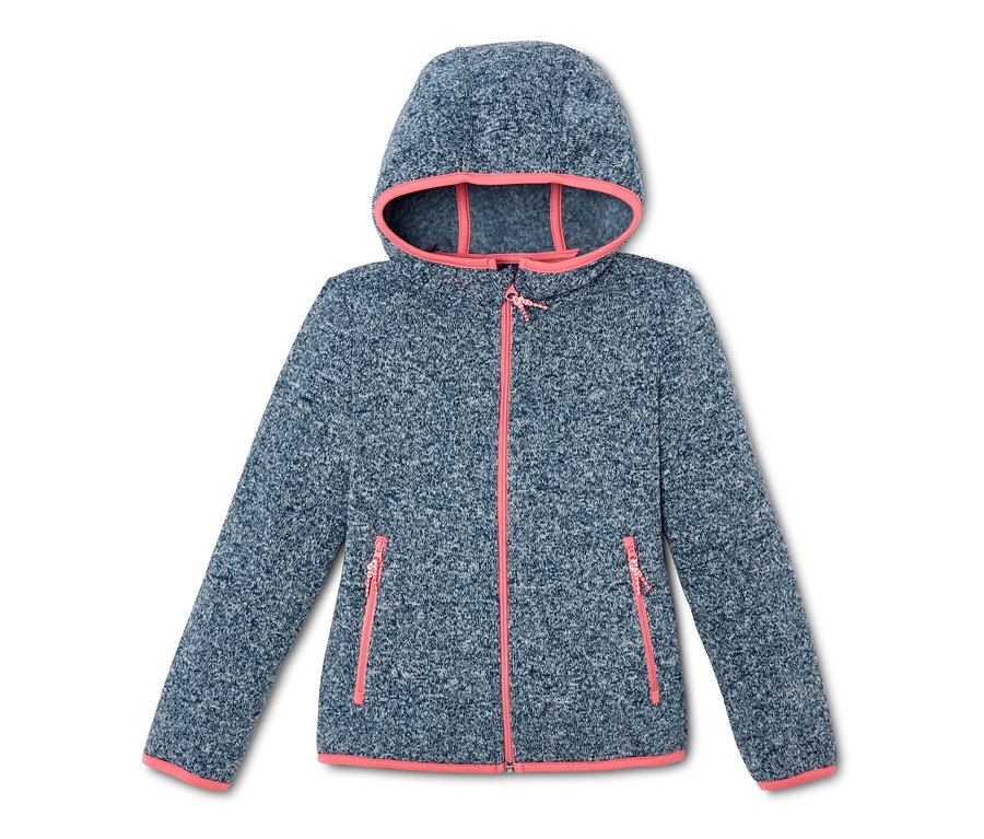Eine blaue Strickfleecejacke mit Kapuze und pinkfarbenen Details an Reißverschluss und Säumen.