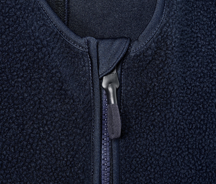 Detailansicht eines blauen Fleece-Kapuzenpullovers mit Reißverschluss.