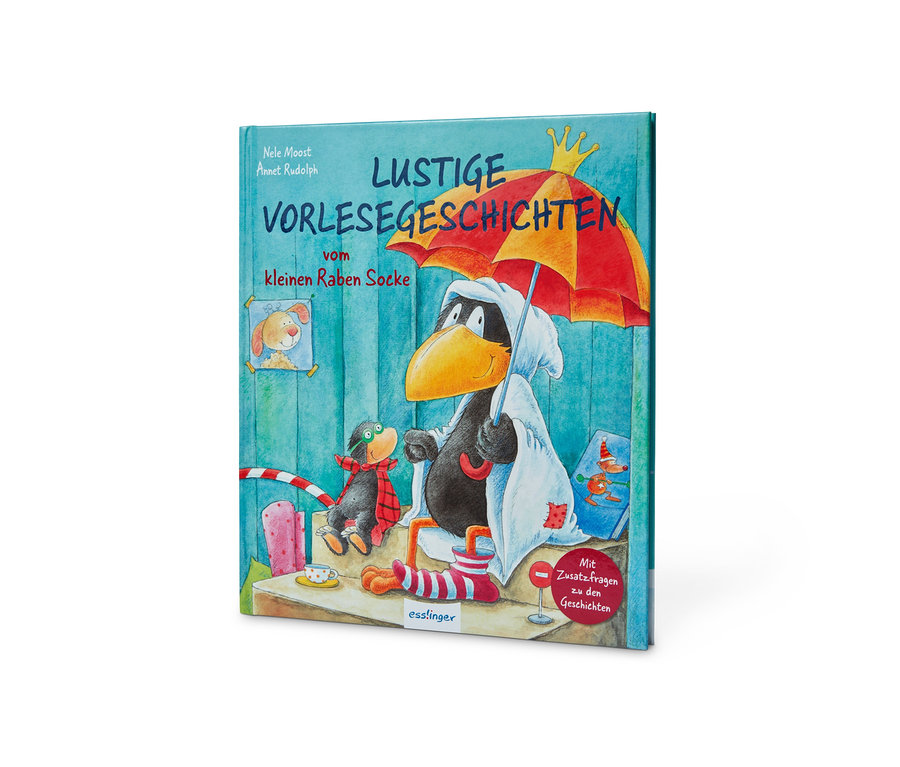 Cover des Buchs »Lustige Vorlesegeschichten vom kleinen Raben Socke« zeigt Illustration eines kleinen Raben im Handtuch mit Regenschirm.