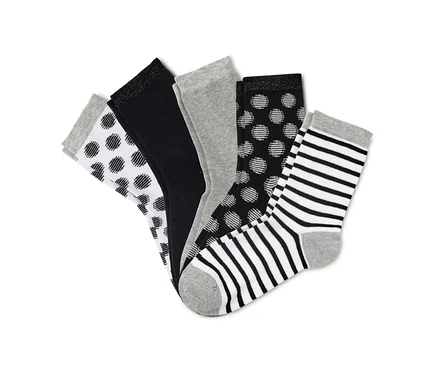 Fünf Paar Socken mit Glitzergarn in Schwarz, Weiß und Grau.