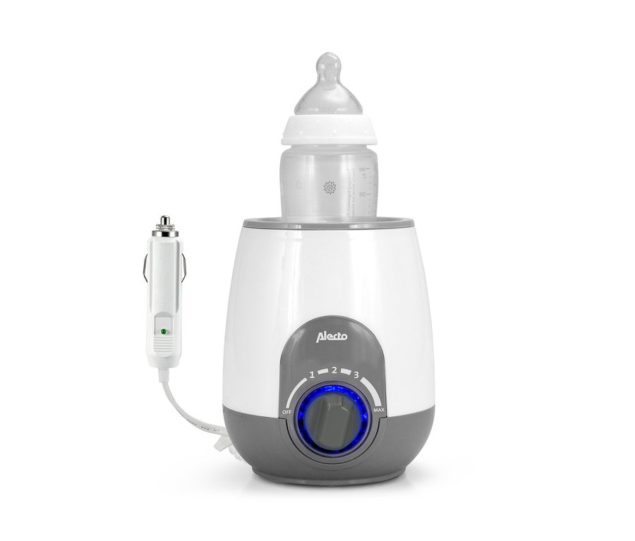 Flaschenwärmer mit Babyflasche darauf und Netzteil daneben. Zu sehen ist der Alecto-Flaschenwärmer »BW-512C«.