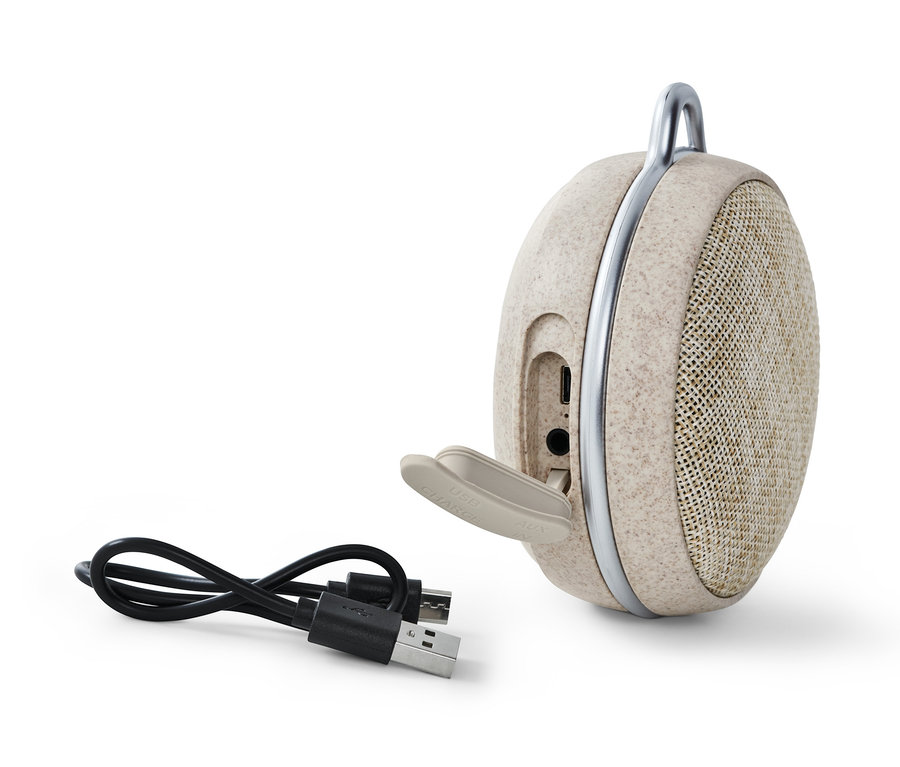 Ein Dual wasserdichter Lautsprecher „E3“ und ein Ladekabel liegen auf einem weißen Hintergrund.