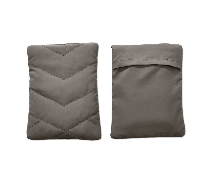Zwei Taschen-Heizkissen liegen nebeneinander.