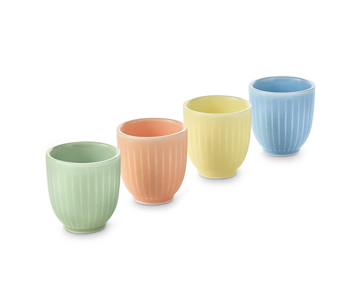 Vier Eierbecher in Grün, Pfirsich, Gelb und Blau.