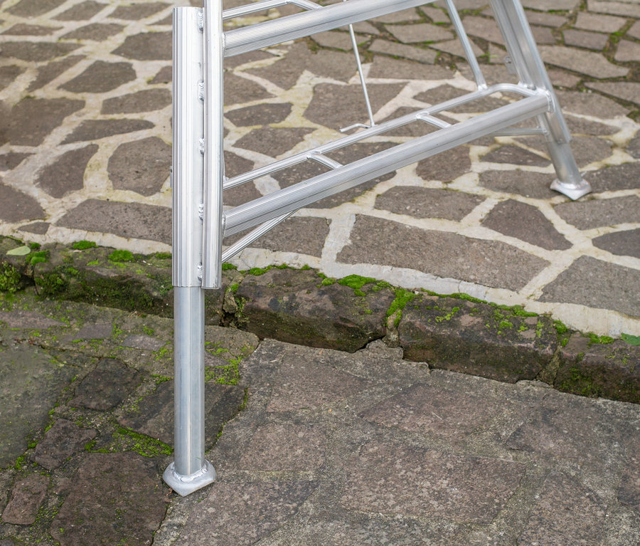 Detailansicht des unteren Teils einer Niwaki-3-Holm-Gartenleiter auf Steinpflaster.