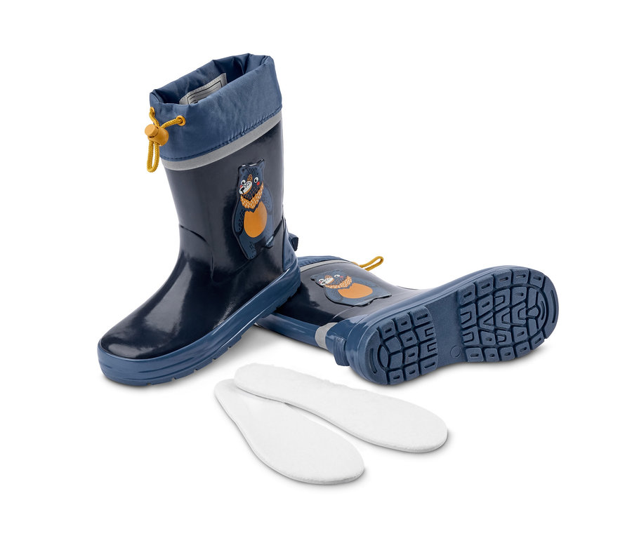 Dunkelblaue Gummistiefel mit Bär-Print und Einlegesohlen liegen auf einem weißen Hintergrund.