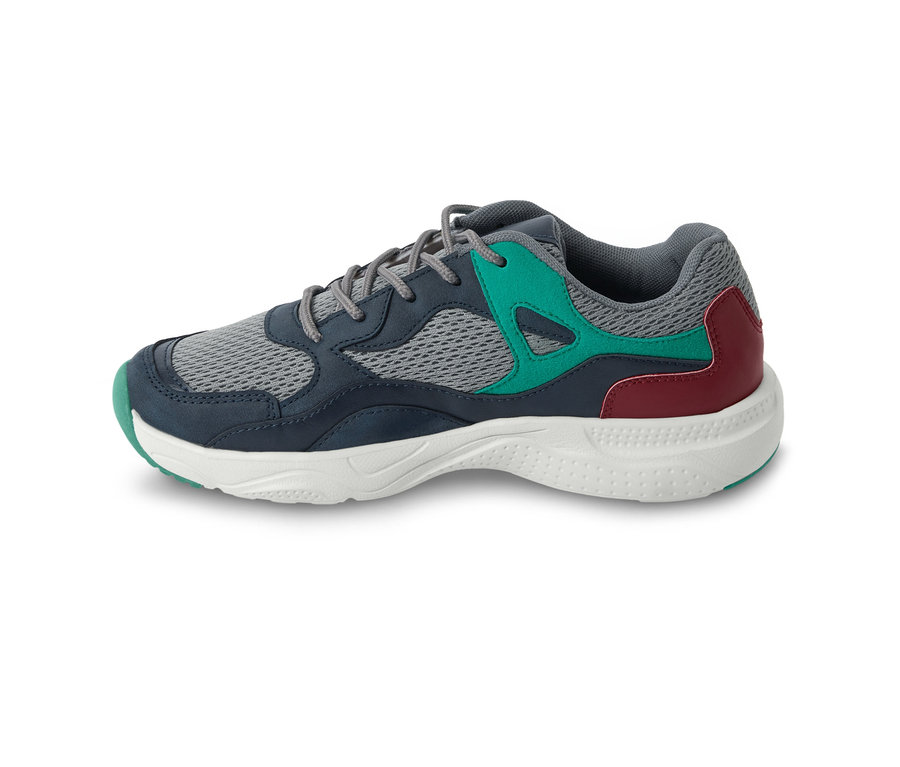 Nahaufnahme eines Sneakers mit grauem Mesh, dunkelblauen Überzügen und grünen und burgunderroten Akzenten auf einer weißen Sohle.