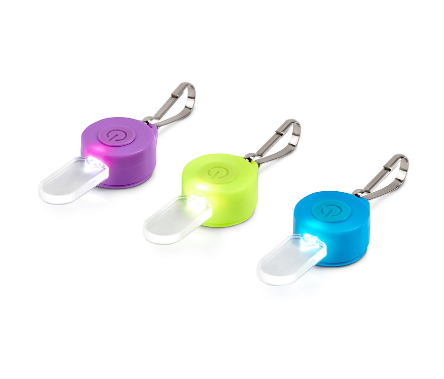 Drei LED-Anhänger mit Karabiner in den Farben Lila, Grün und Blau.