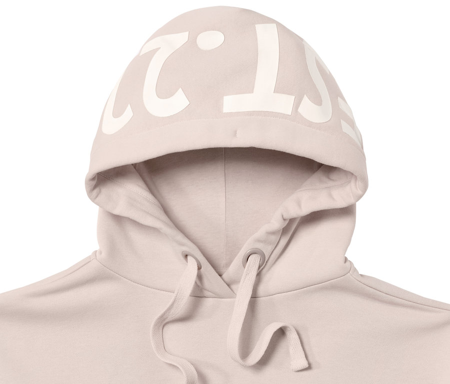 Nahaufnahme eines beigen Hoodies.