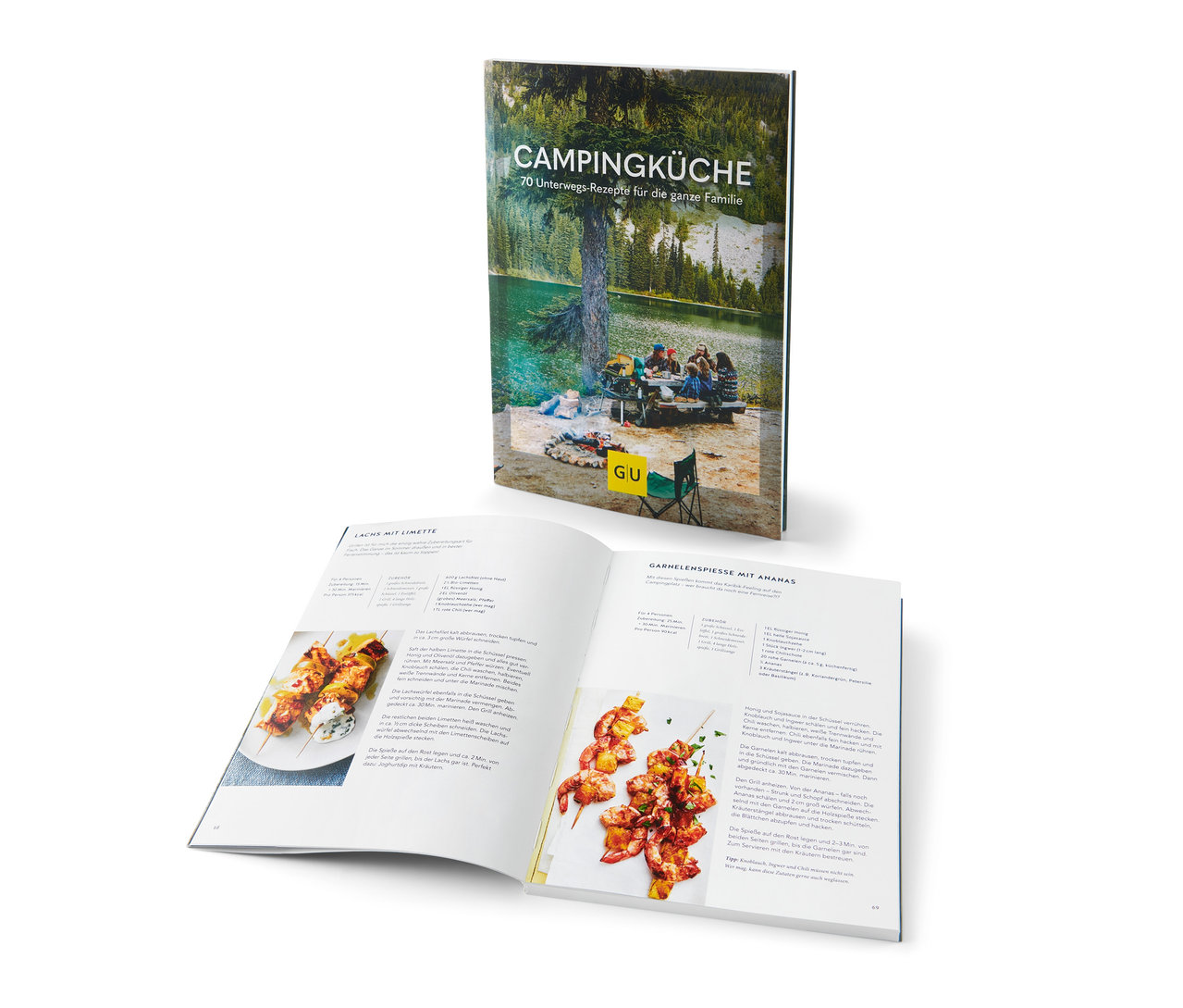 Aufgeschlagenes Kochbuch mit Rezepten, im Hintergrund das Buch "Campingküche".