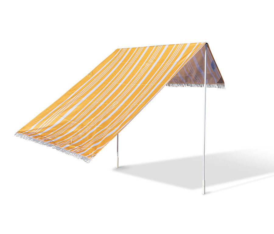 Gelb-weiß gestreiftes Strand-Sonnensegel mit Fransen auf weißem Hintergrund.