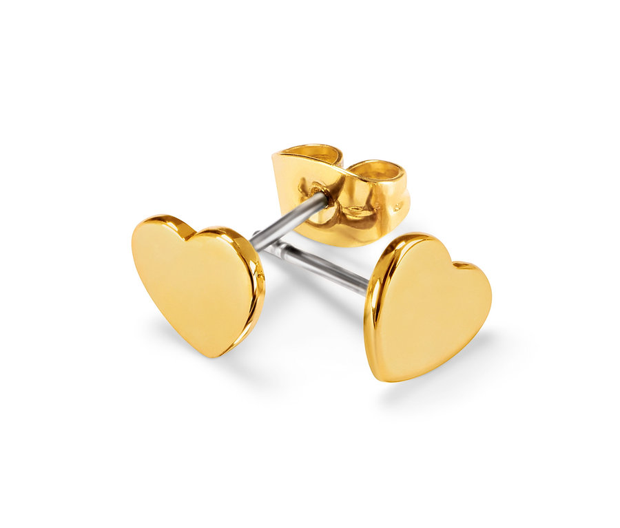 Detail eines goldenen, herzförmigen Ohrsteckers aus einem 3-teiligen Ohrstecker-Set.