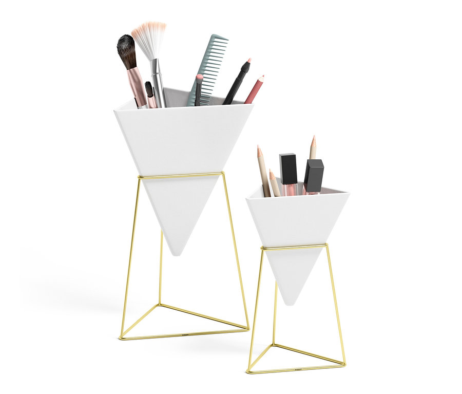 Zwei weiße, dreieckige Tischvasen, 2er-Set, mit Make-up und Pinseln auf goldenem Gestell.