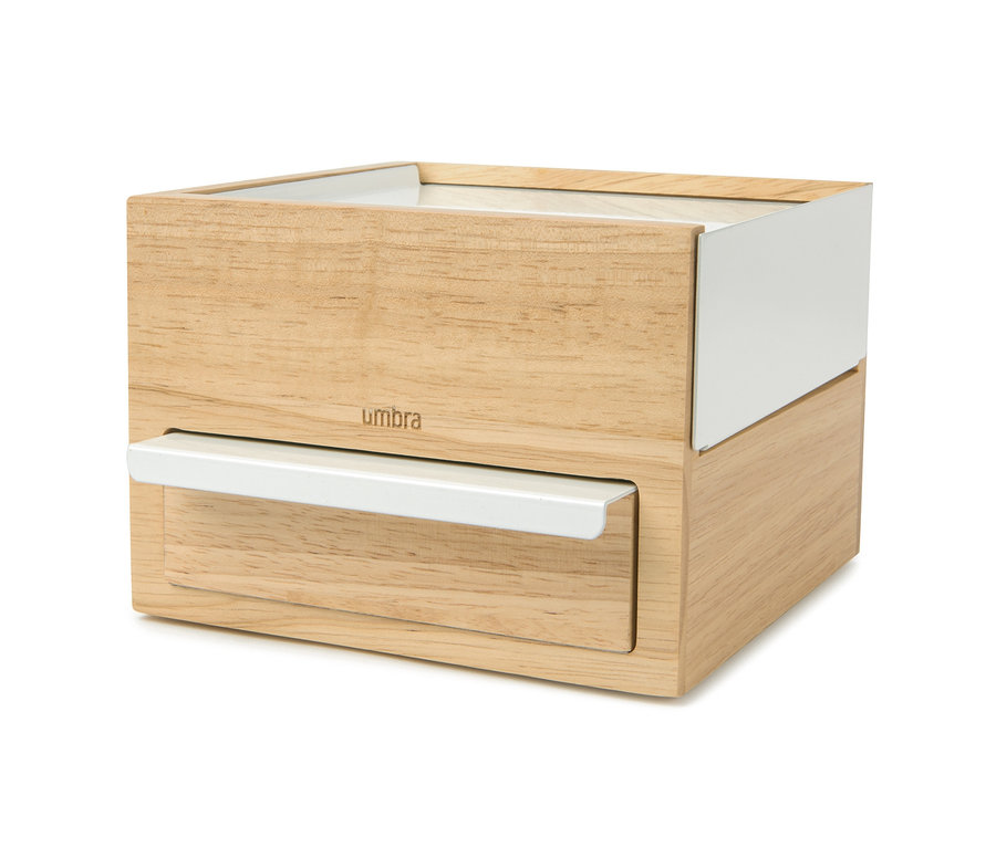 Umbra Schmuckkasten aus hellem Holz mit weißen Akzenten.