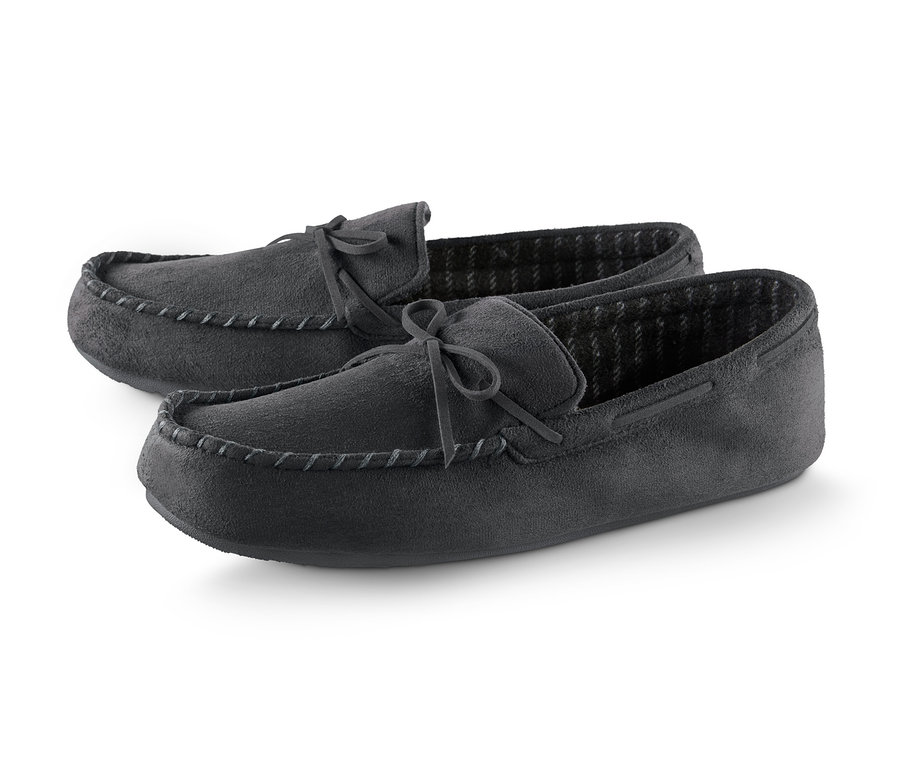 Zwei graue Hausschuhe.