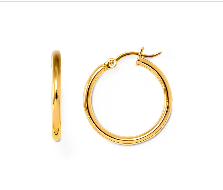 Zwei goldene Creolen Ohrringe auf weissem Hintergrund.