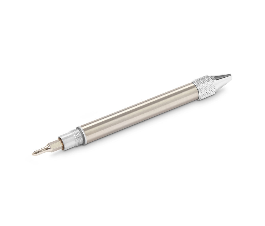 Ein silberner Multifunktions-Stift mit Schraubendreher auf weißem Hintergrund.