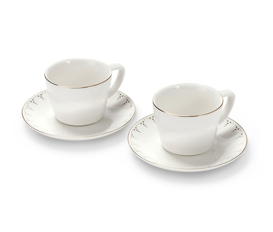 Zwei Tassen des 4-teiligen Kaffeeservices mit Untertassen auf weißem Hintergrund.