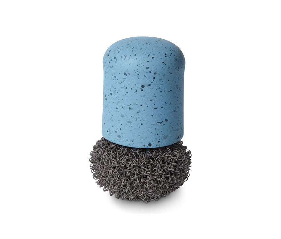 Eine blaue Spülbürste mit Wechselkopf und silberner Drahtbasis.