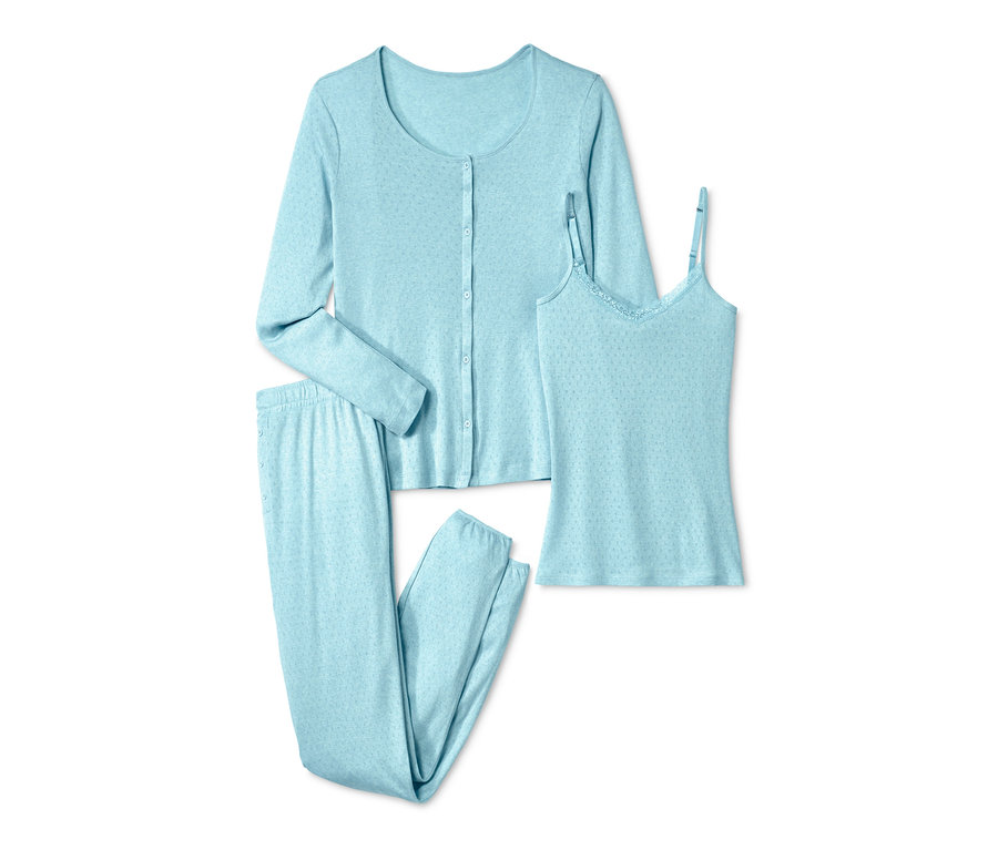Ein hellblaues Pyjama-Set bestehend aus einem langärmeligen Oberteil, einem Tanktop und einer Hose.