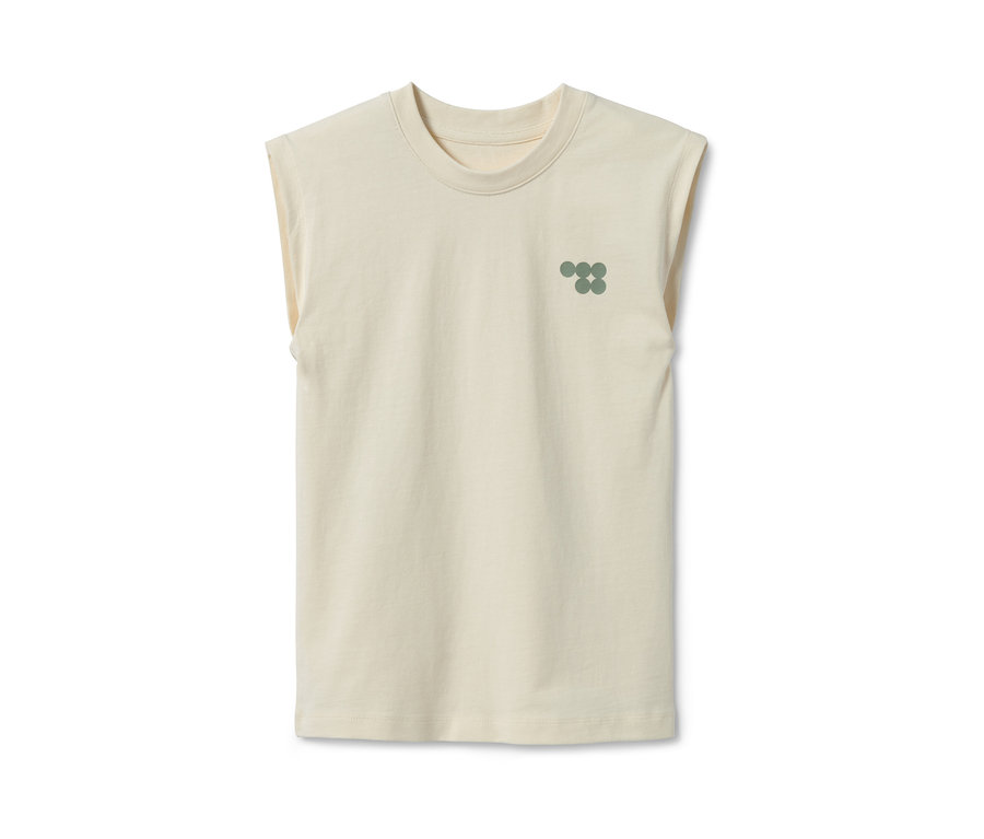 Ein beiges Muscle-Shirt mit einem kleinen grünen Logo auf der Brust.