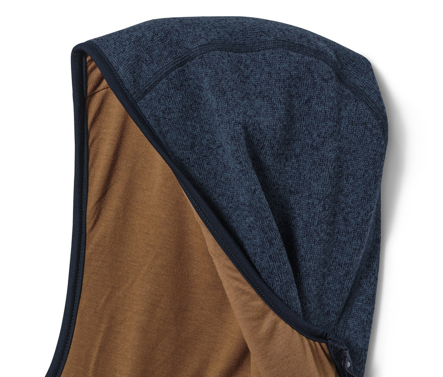 Detailansicht einer dunkelblauen Strickfleece-Jacke mit Kapuze.