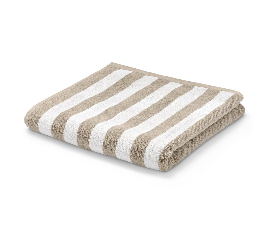 Ein hochwertiges, beige-weiß gestreiftes Badetuch liegt gefaltet auf einem weißen Hintergrund.