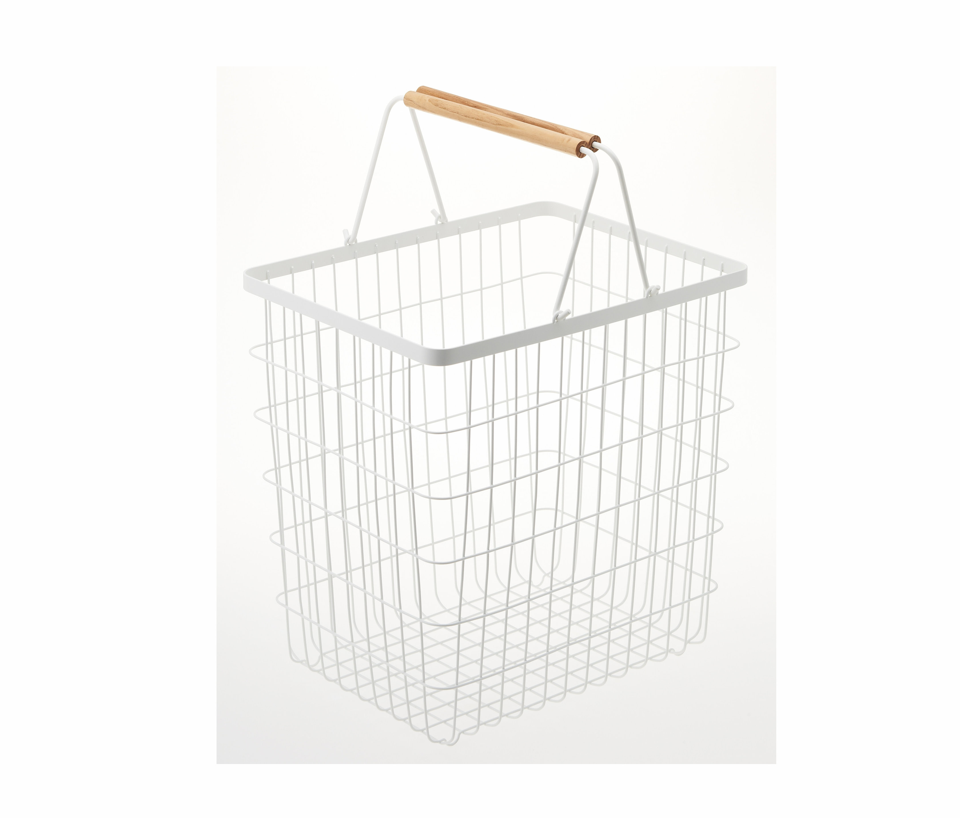 Ein leerer, weißer YAMAZAKI Wäschekorb »TOSCA«, Gr. L mit Holzgriff.