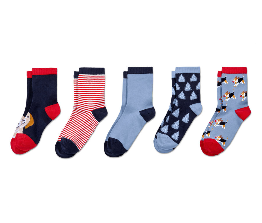 Fünf Paar Socken mit verschiedenen Mustern.