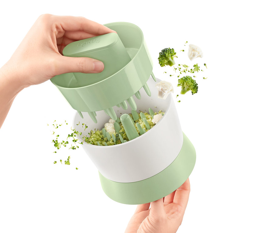 Person verwendet Veggie-Ricer.