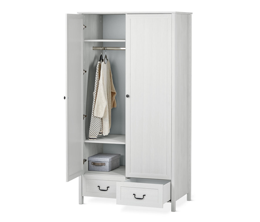 Teilweise geöffneter, weißer Kleiderschrank, 2-Türer. Im Inneren hängen zwei Pullover und auf dem unteren Fachboden befindet sich eine Aufbewahrungsbox.