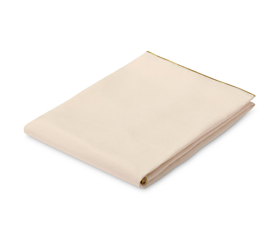 Gefaltete Leinen-Tafeldecke in Creme mit leicht goldenem Rand.