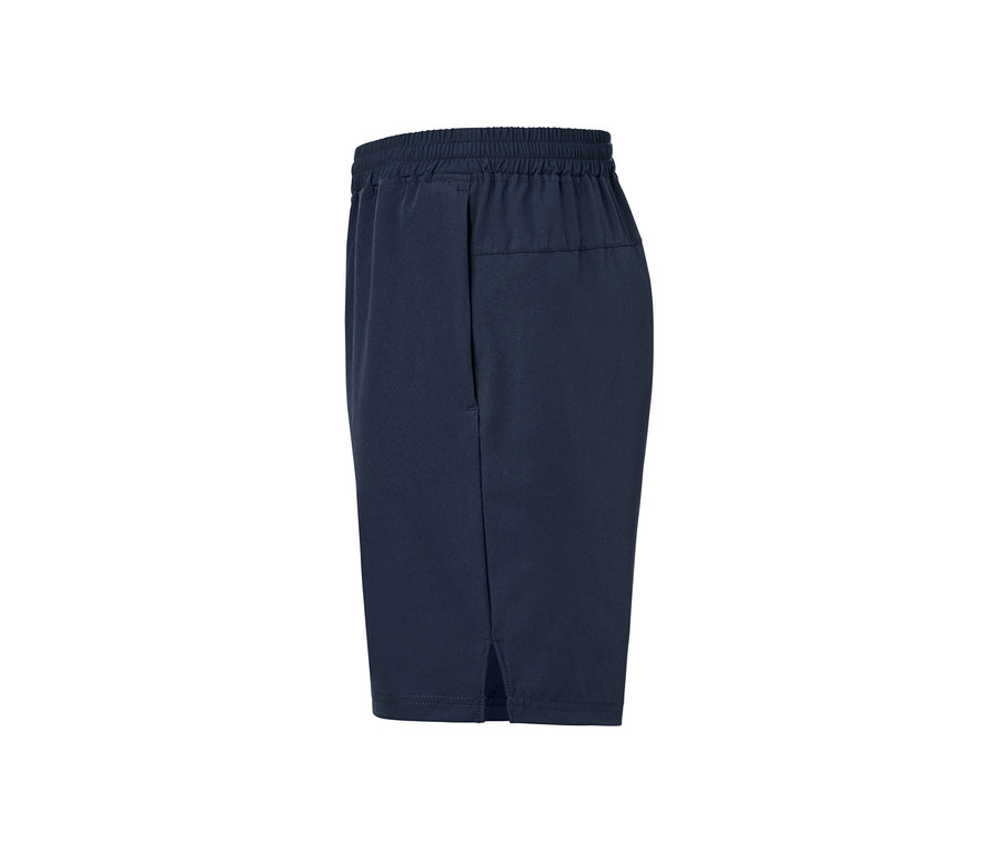 Blaue Sportshorts.