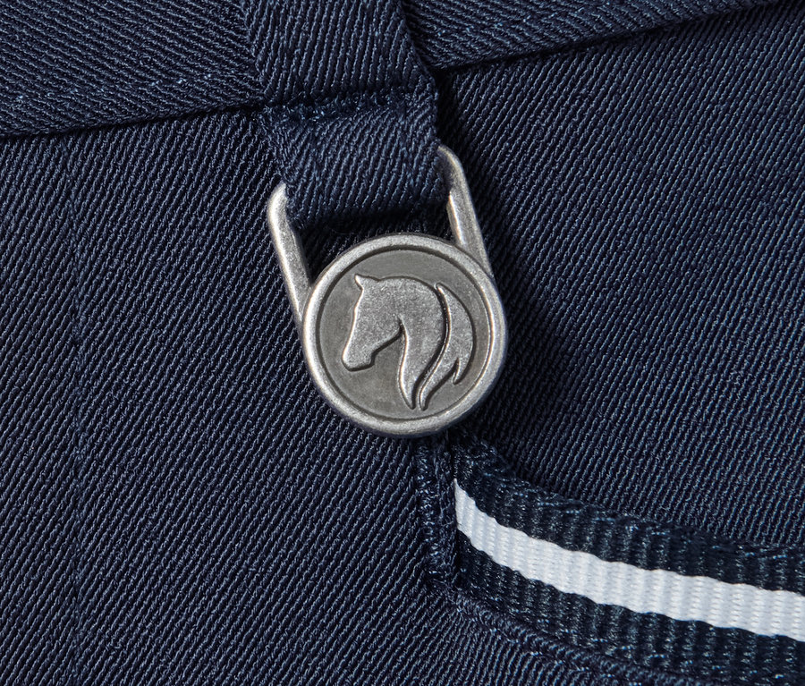 Detail einer blauen Vollbesatz-Reithose mit silberfarbenem Knopf mit Pferdekopf.
